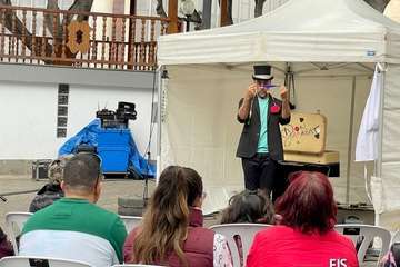 Don Garabato sortea la lluvia para hacer reír a los niños de Telde/FJS Fotografía.